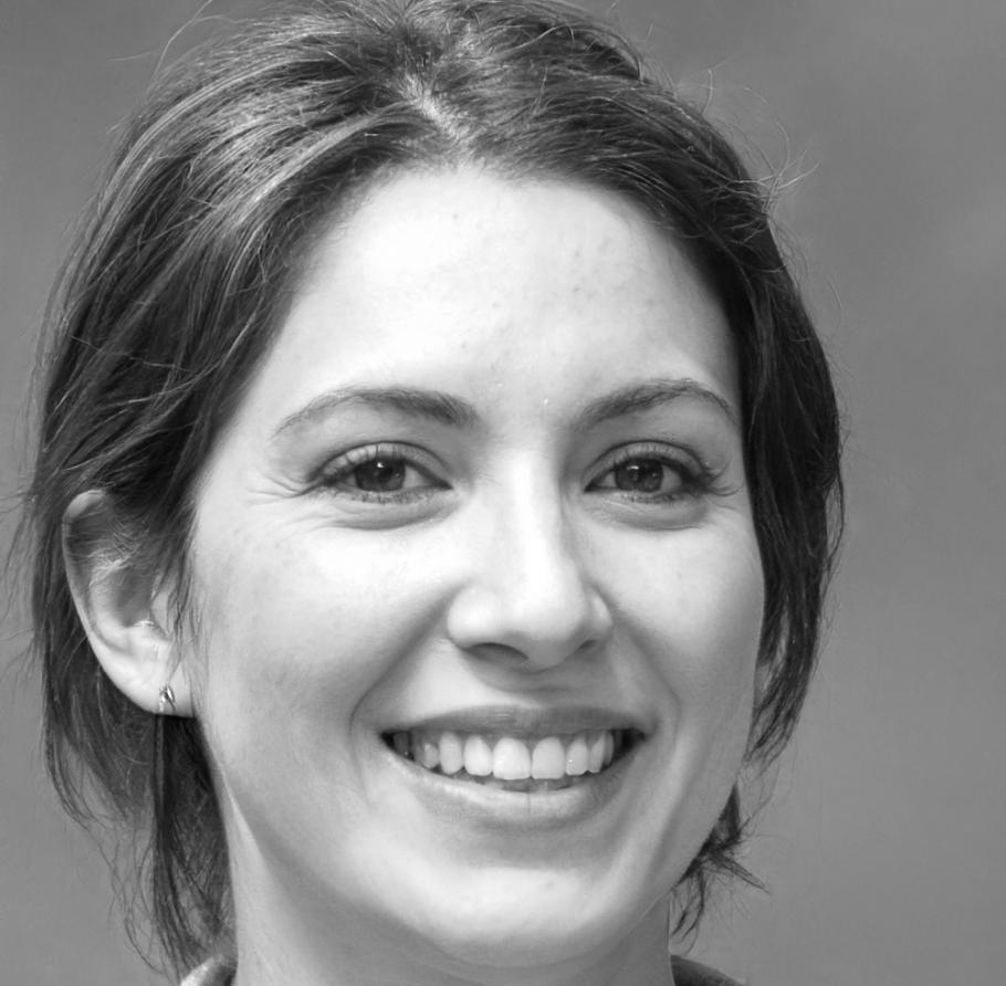 Portrait professionnel de Camille Rousseau, experte en optimisation budgétaire