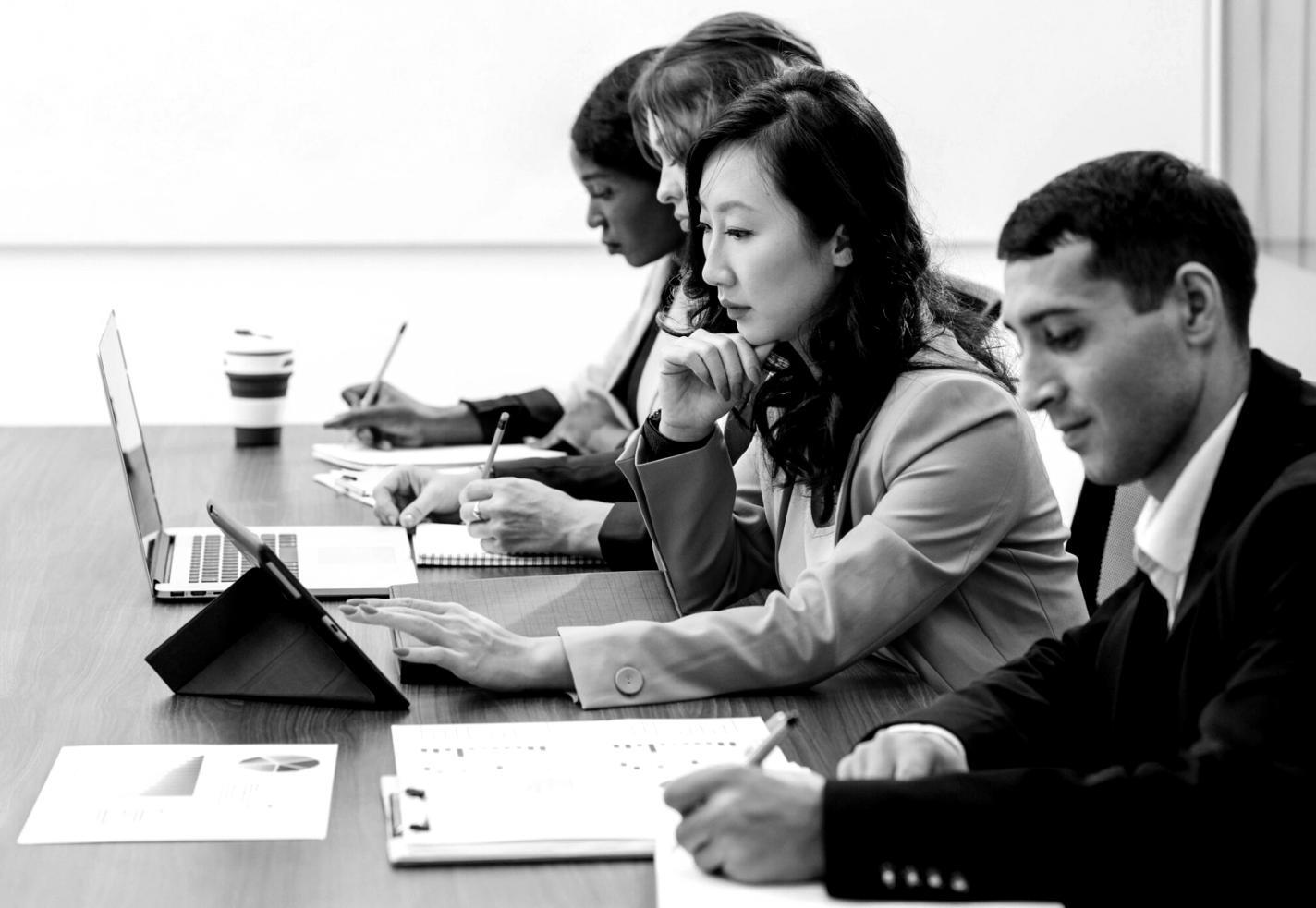 Séance de conseil en optimisation budgétaire avec présentation des stratégies d'épargne