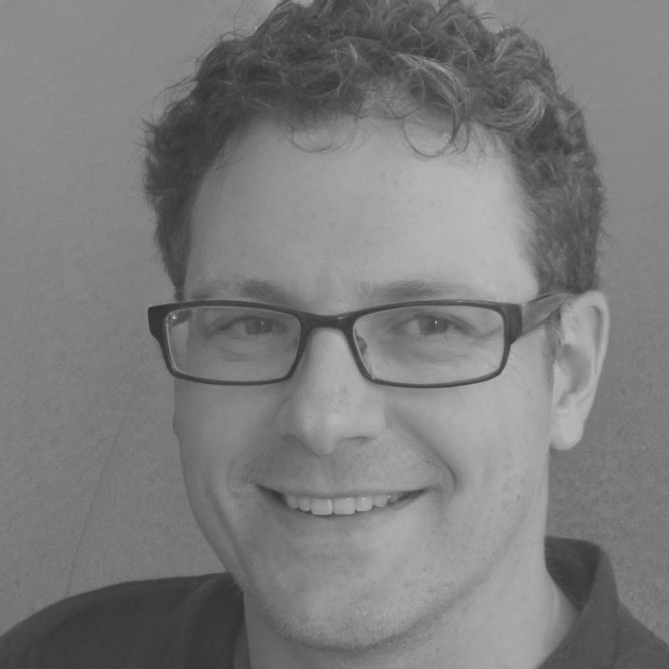Portrait de Julien Moreau, client satisfait des services d'optimisation budgétaire